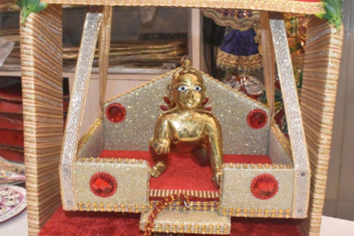 Krishna Janmashtami 2020 in Hindi: Devotees taking Kanha to beauty parlor in Meerut, UP