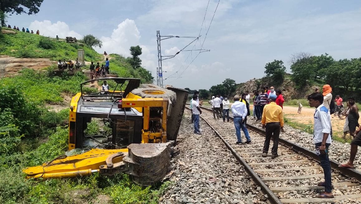 JCB collides with special train in Sonbhadra, damage to machine and train engine