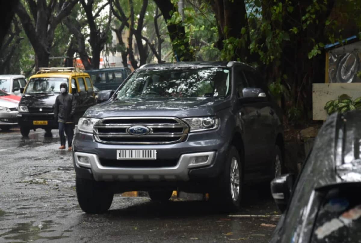 Sushant Singh Rajput death case Rhea Chakraborty arrived at the Enforcement Directorate office with entrepreneur Suved Lohia Ford Endeavour car