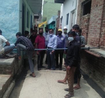 Hathras: Nagar Panchayat workers, barricading hot spots in Purdilnagar after two carona were infected