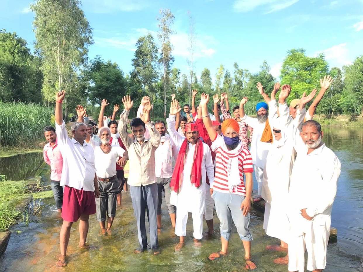 for making bridge in budhi ganga at hastinapur villegers do ruckus with sp leaders
