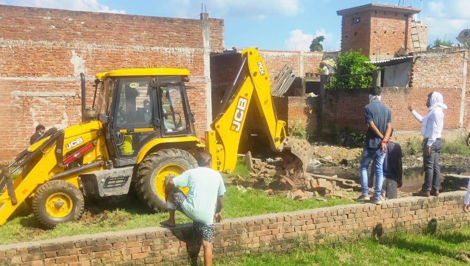 The team went to remove encroachment on the ancient Bhadra Kund, empty handed back.