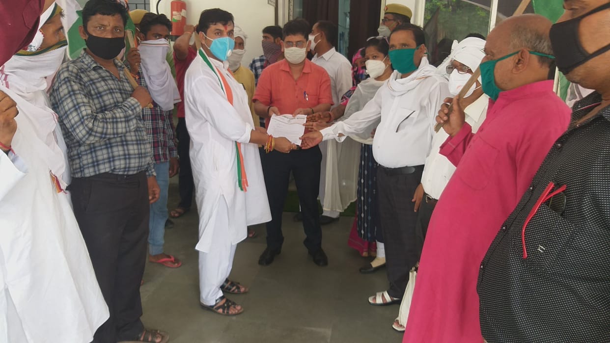 Hathras: Please forgive the fees of school children, honorarium should be given to lawyers
