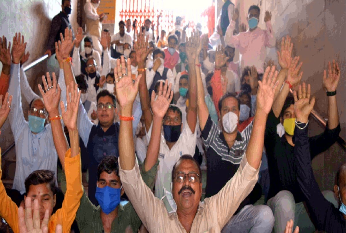 On the next day of Ram Janmabhoomi worship more than three thousand devotees have appeared in Ramlala and two thousand in Hanumangarhi