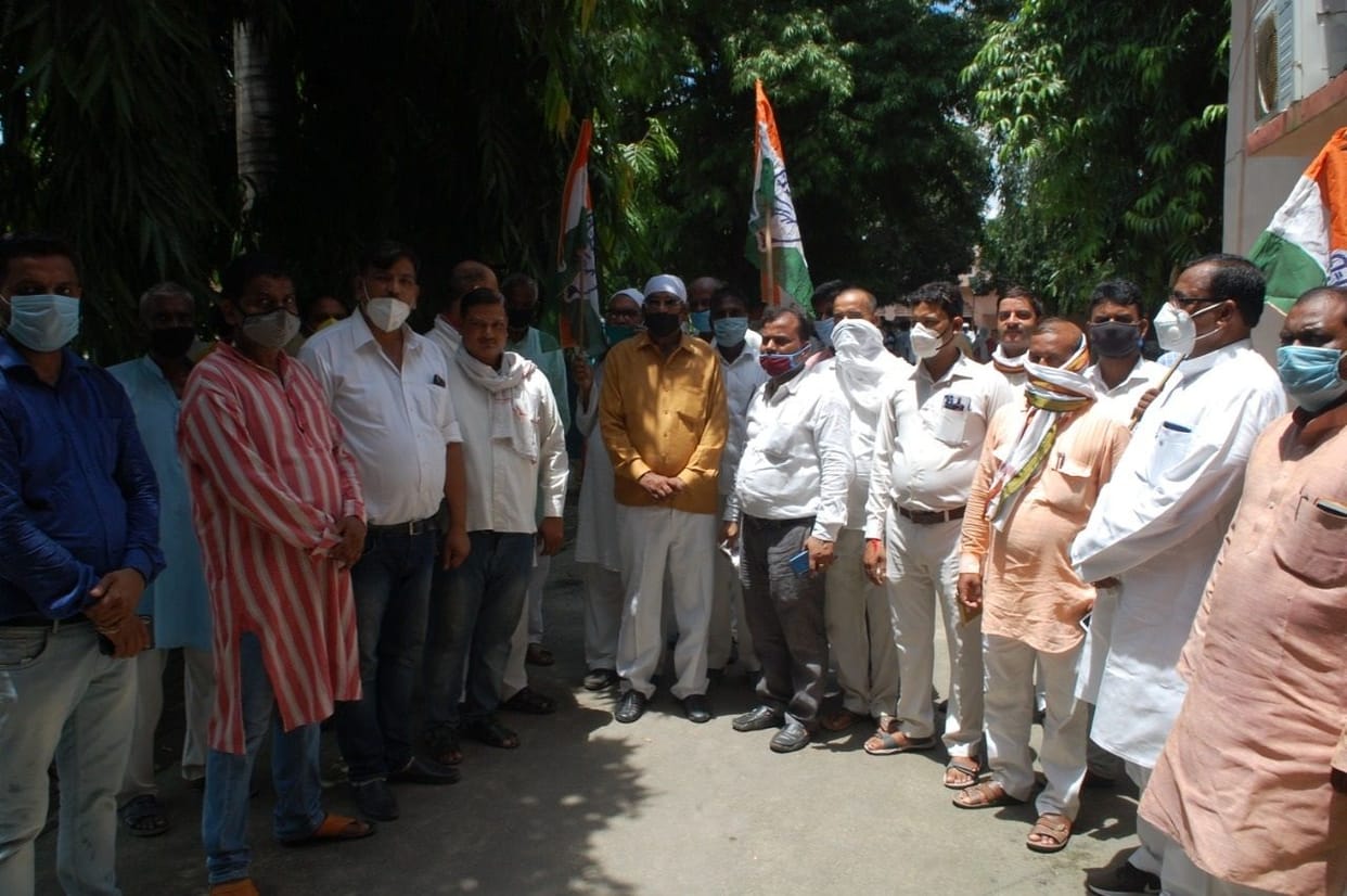 congress protested in deoria