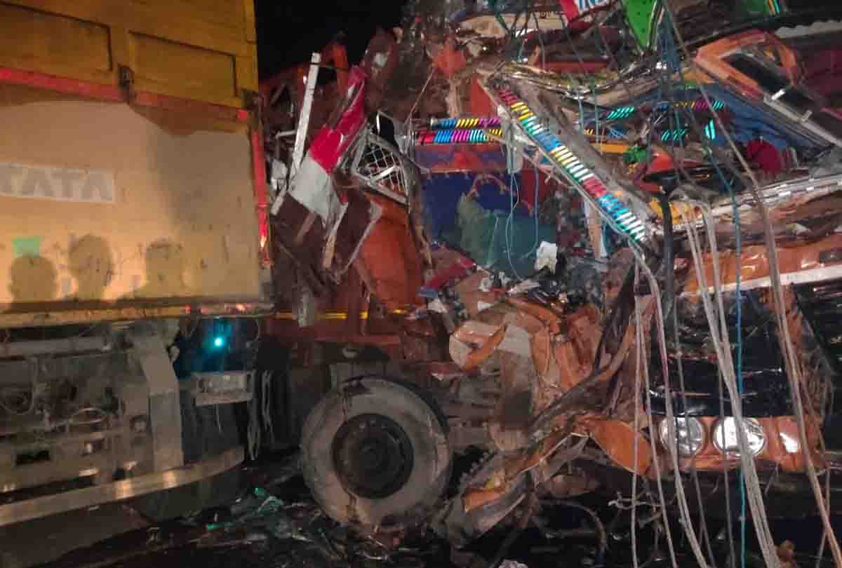 Etawah :Truck and dumpers collide while overtaking on Yamuna bridge, driver dies