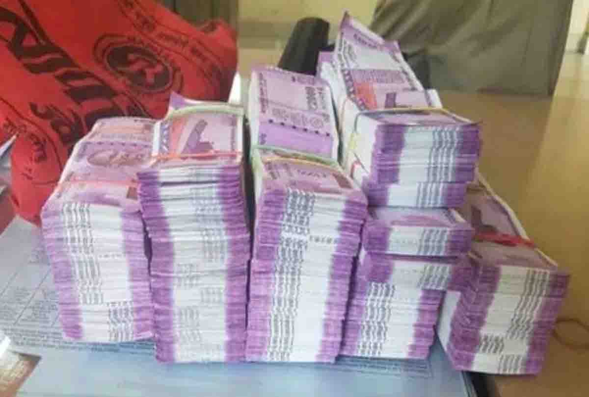 Jalaun: Rajasthan Police recovered one crore rupees and bike