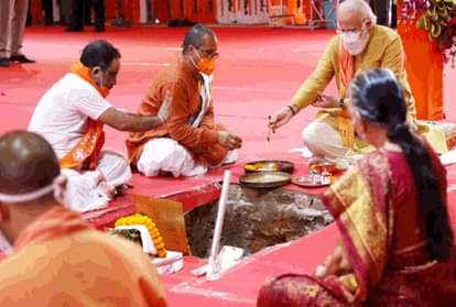 भूमि पूजन करते हुए पीएम मोदी