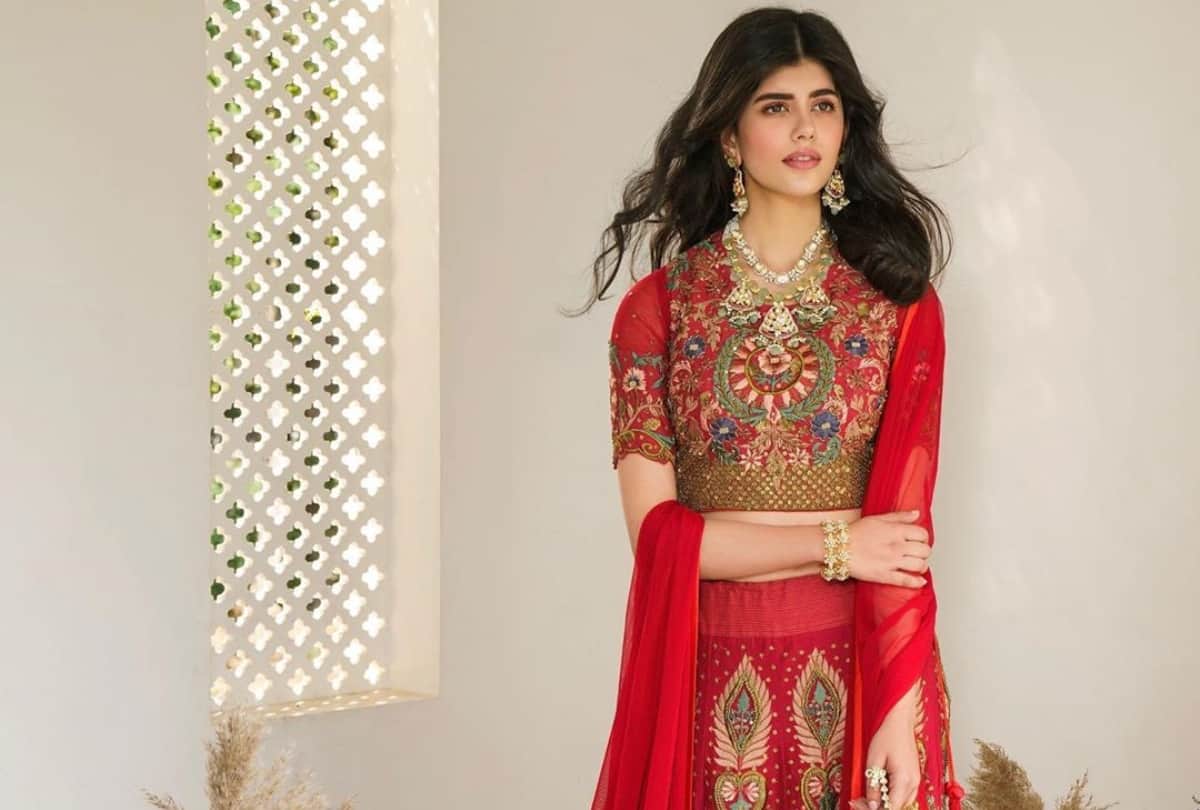 sanjana sanghi beautiful stylish glamorous images photos wallpaper hd dil bechara actress is all set to rule the fashion world