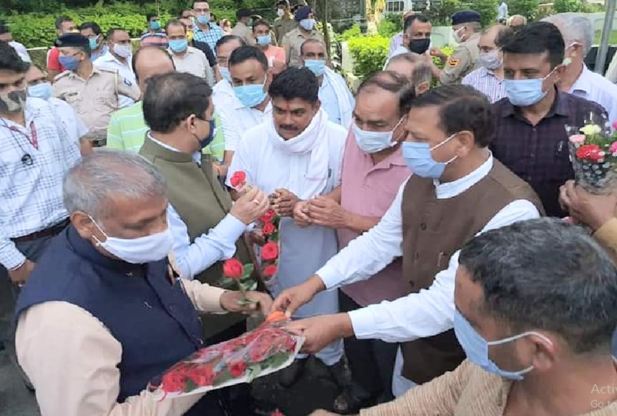 Coronavirus: neither mask nor social distancing, bouquets given to positive minister