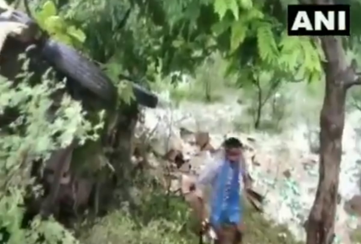 Locals rush to loot liquor bottles after a truck carrying it overturned in Kawardha, Chhattisgarh