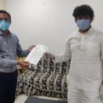 सांसद रवि किशन ने डीएफओ को सौंपा पत्र।