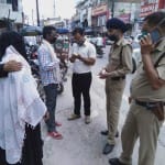 सिविल लाइंस कोतवाली के बाहर अपनी आपबीती सुनाती पीड़ित महिला