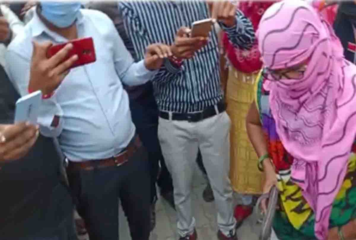 Student beaten teacher who was flirting in mahoba