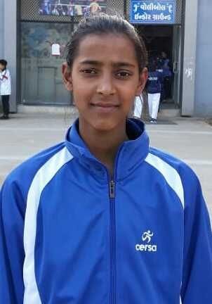 Prize to vishakha sah Bageshwar