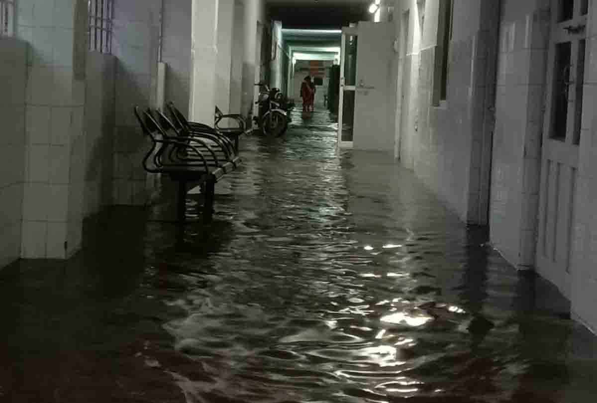 District hospital becomes pond, water from wards to emergency in mahoba