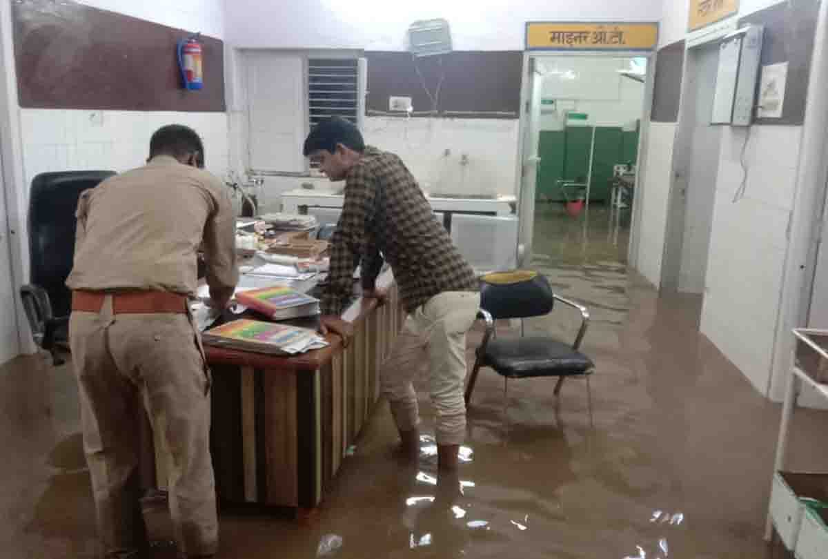 District hospital becomes pond, water from wards to emergency in mahoba