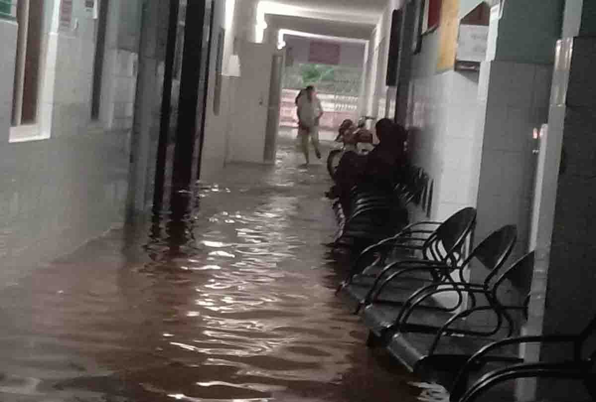 District hospital becomes pond, water from wards to emergency in mahoba