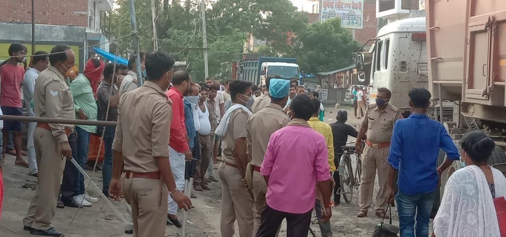 Woman falls from bike, dumper crushed, dies