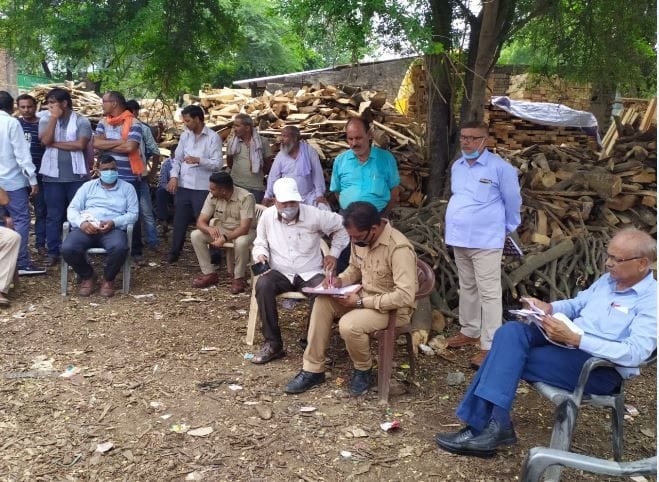 Hathras: Forest department raids on sawing machines, wood of recovered trees recovered