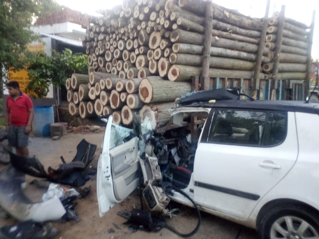 Car collided with tractor trolley parked on road, one dead, four injured