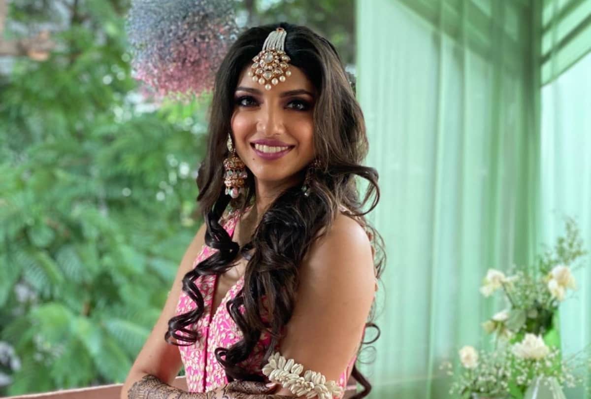 after haldi miheeka bajaj look gorgeous in pink lehenga for mehndi ceremony