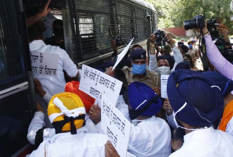 Punjab News in Hindi: Akali leaders arrested in Chandigarh during march