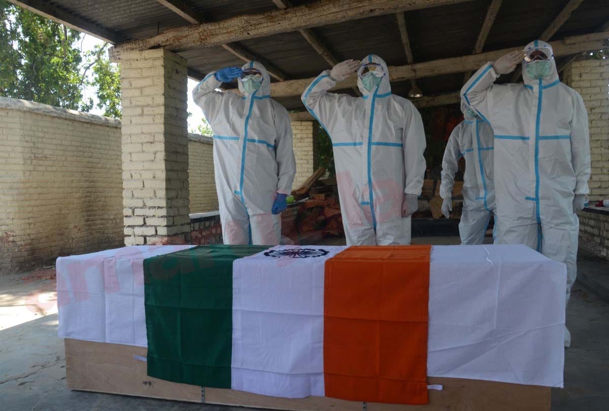 Coronavirus in Jammu Kashmir (J&K) news in Hindi, CREAMTION OF CRPF jawan WHO DIED DUE TO COVID 19