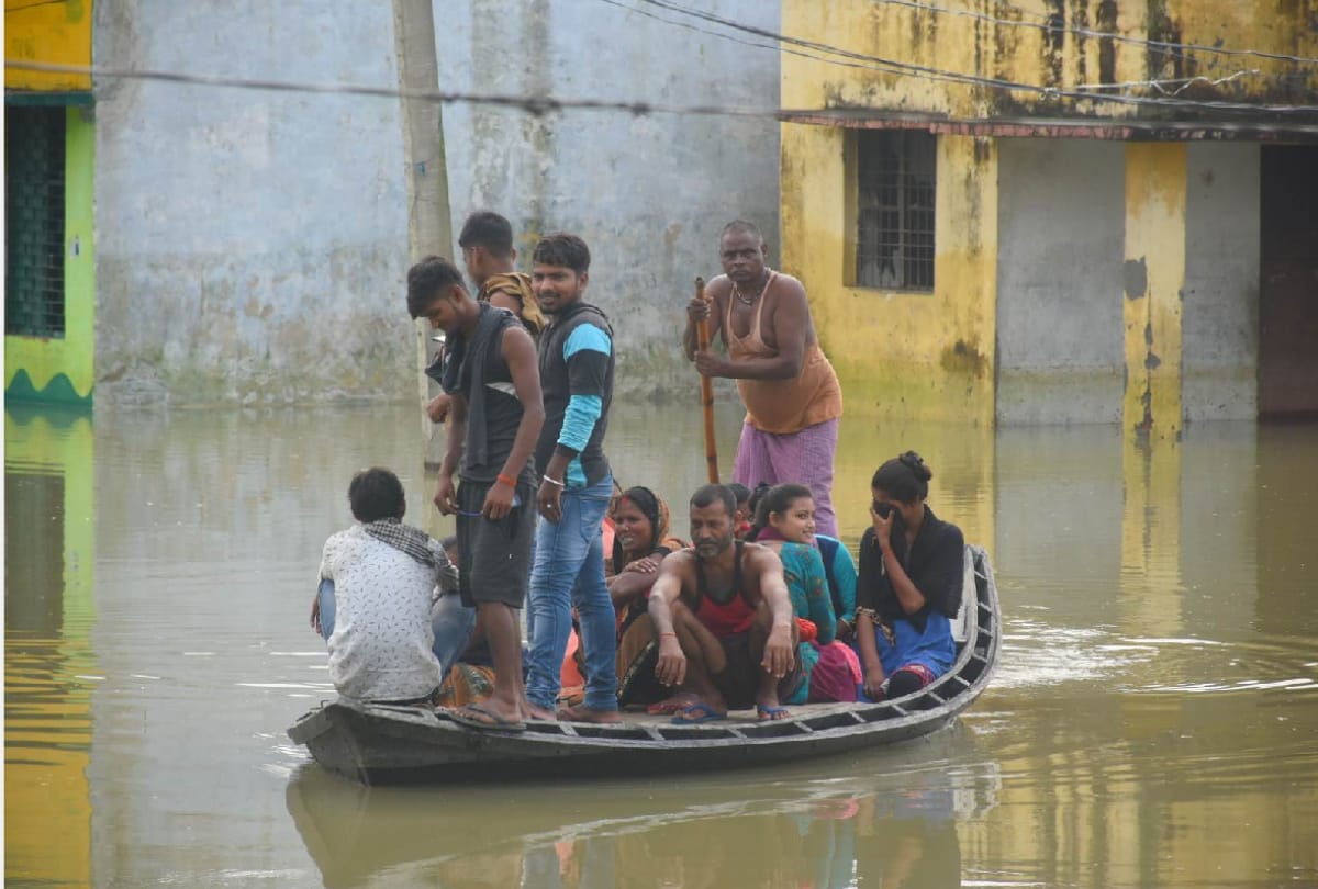 Gorakhpur Flood News: flood water enter in 112 villages during Many rivers are above the danger mark