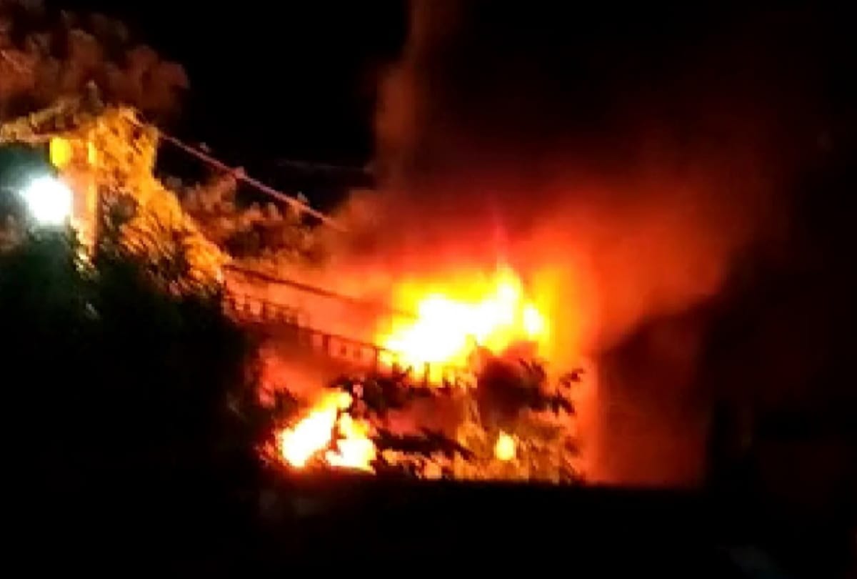 Animal smugglers pelted stones villagers set fire to pickup at Gorakhpur