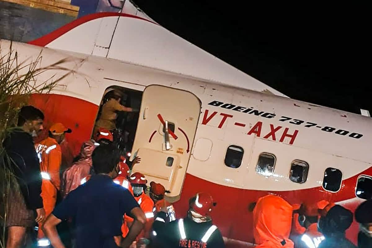 Kerala plane crash air india flight skidded during landing two pilots along with many passengers died see pictures