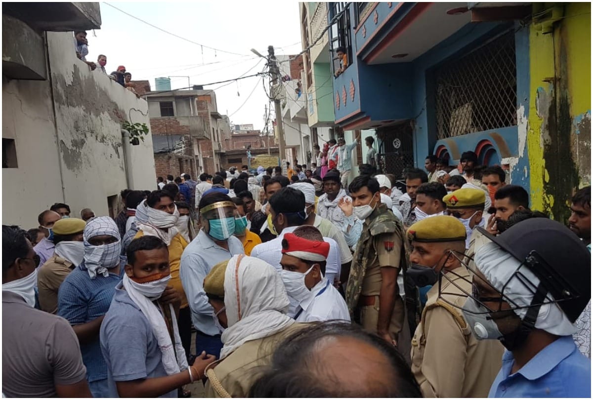 Aligarh protest by dairy owners against municipal Corporation administration, heavy police force deployed