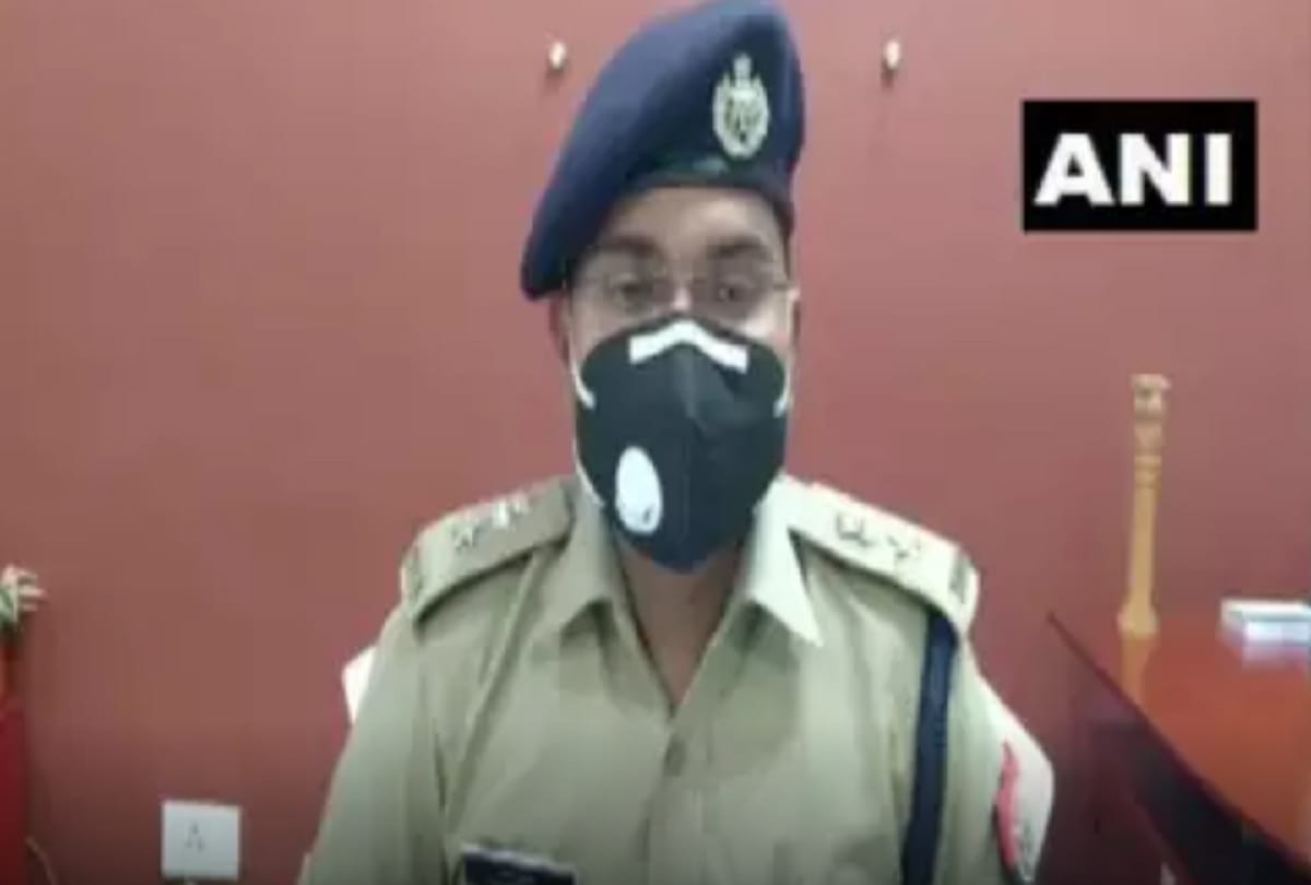three policeman line hazir for for assaulting Merchant in viral video greater noida