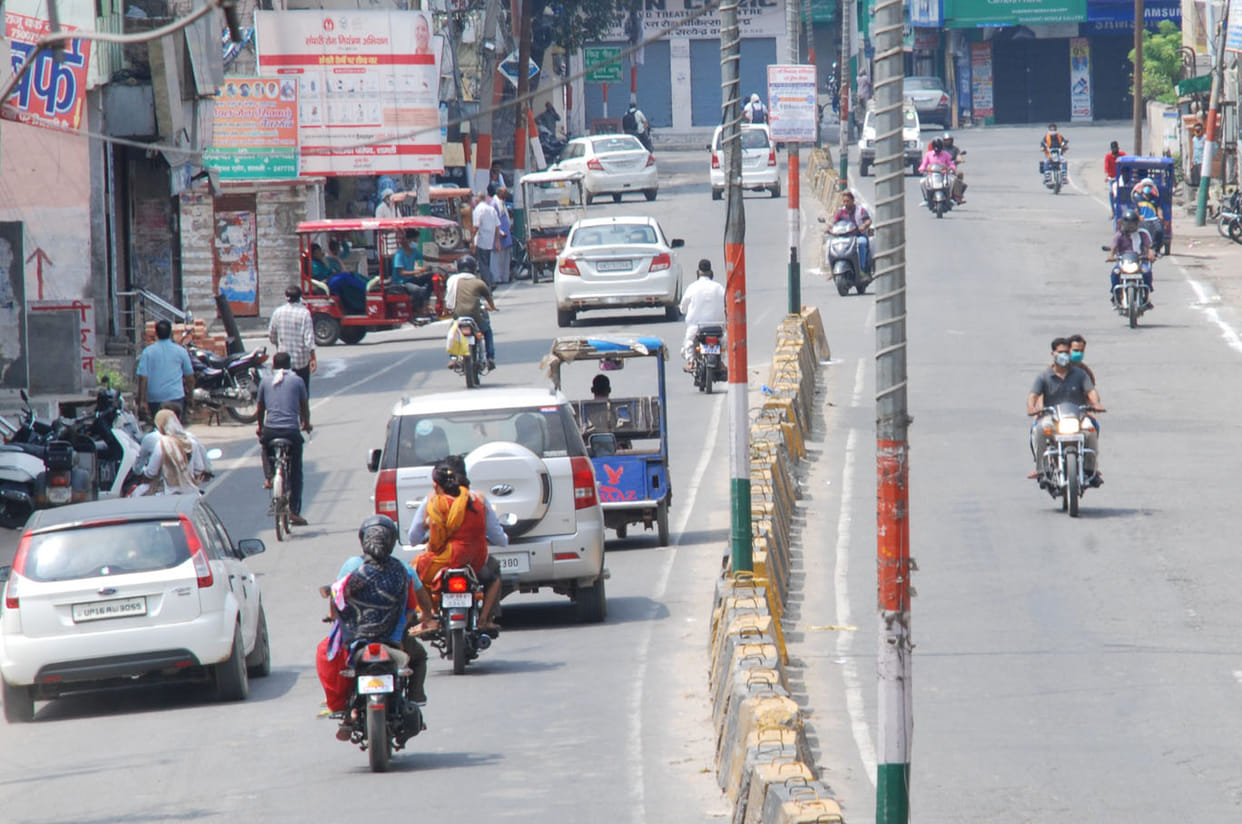Silence in the market due to the closure of shops, vehicles running on the streets