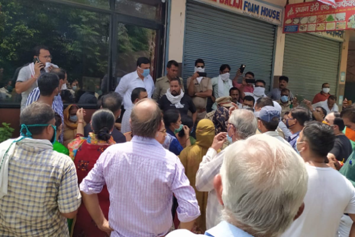 Meerut lockdown News: Women protest against opening of liquor shops in Meerut