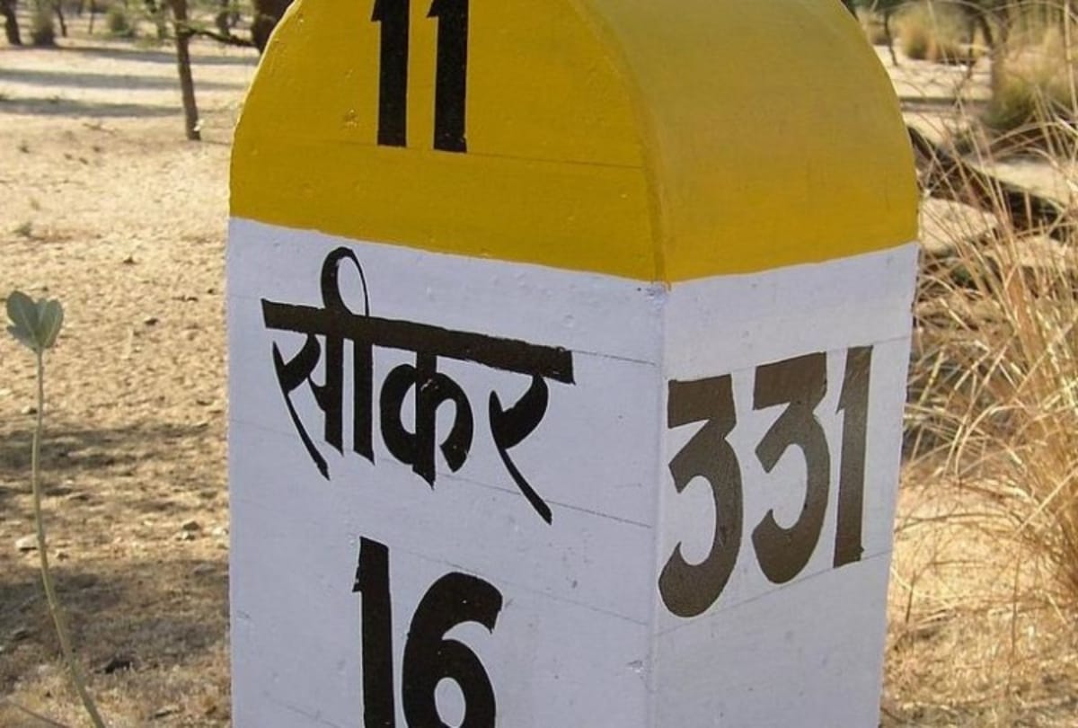 roadside milestone importance significance in india why do indian roads have coloured milestone