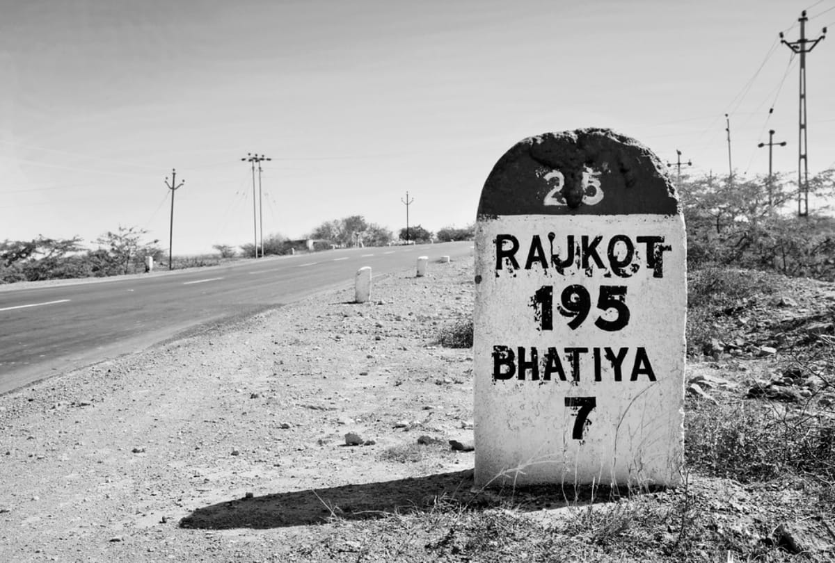 roadside milestone importance significance in india why do indian roads have coloured milestone