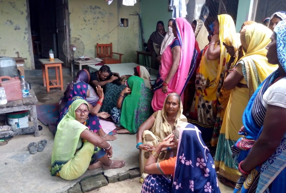 Advocate found dead body hanging in tree at Sant Kabir Nagar