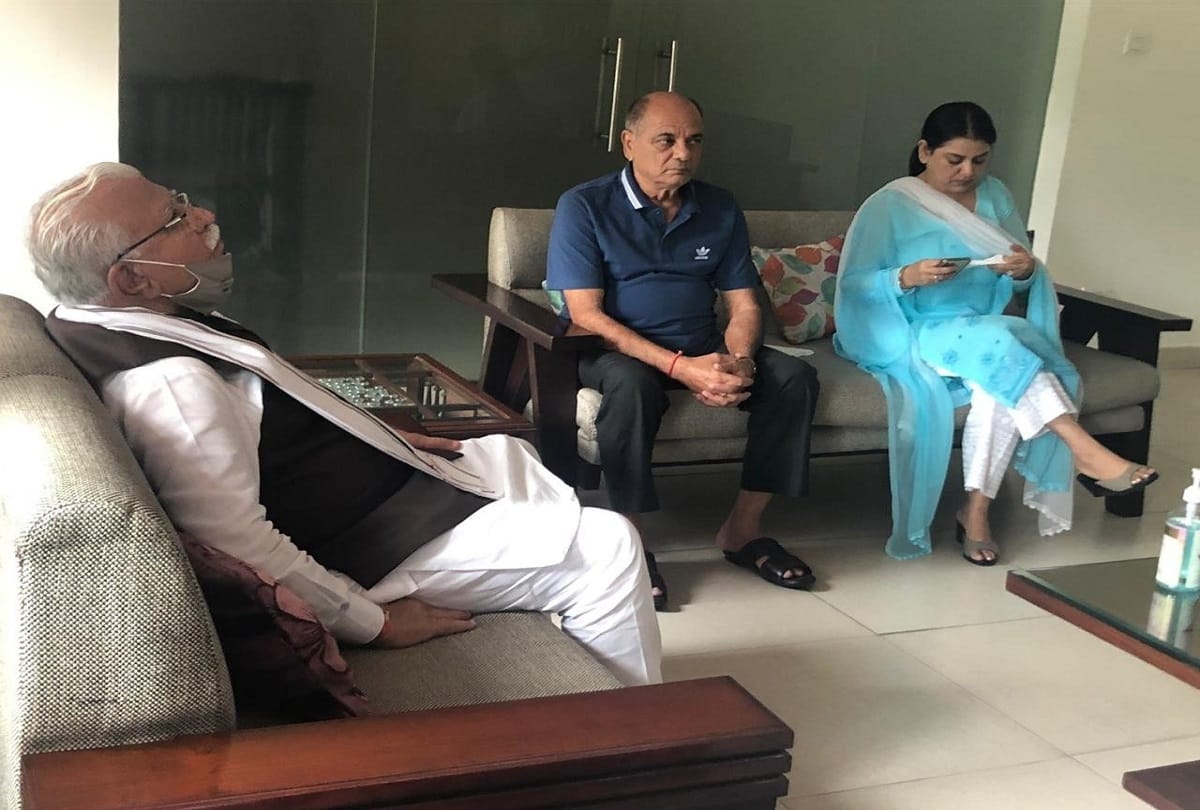 Sushant singh father and sister meet haryana cm manohar lal khattar discuss cbi investigation sushant case