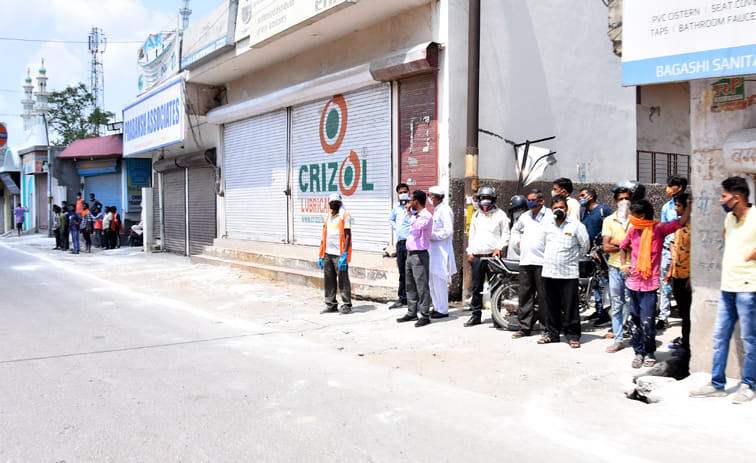 Lockdown broke, scolding the police, yet CM is not seen.