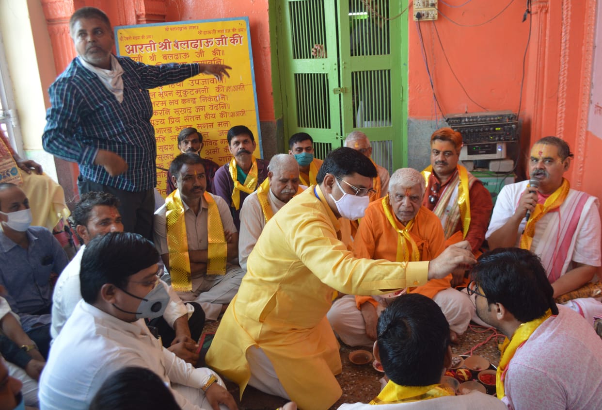 Hathras: Establishment of urns on Dauji temple with worship