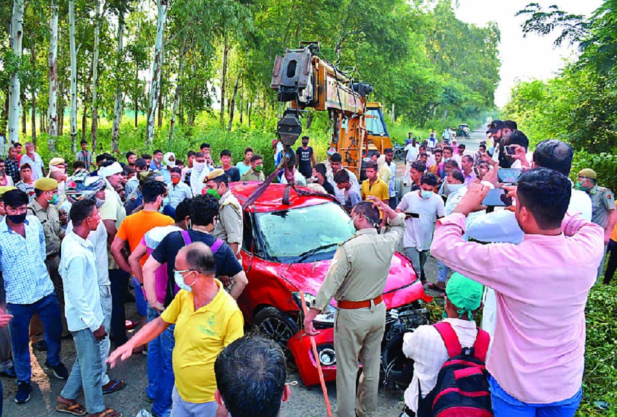 Car falls in Gangnahar, three friends drifted, one saved