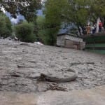 बादल फटने के बाद सड़क पर फैला मलवा
