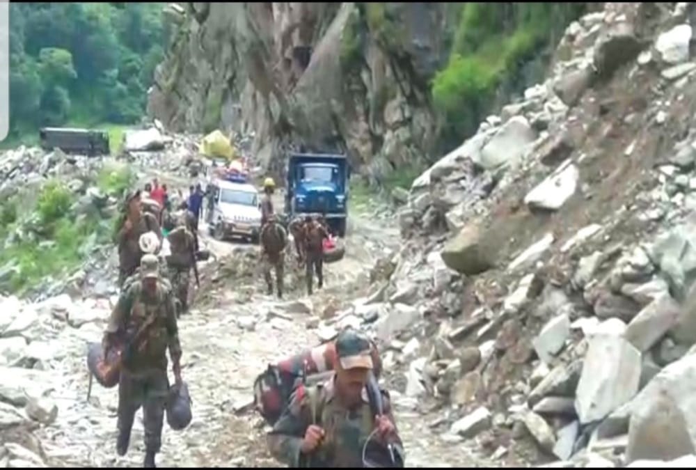 Uttarakhand Weather Update Today: Army Soldiers Run To save from Landslide on kailash mansarovar road