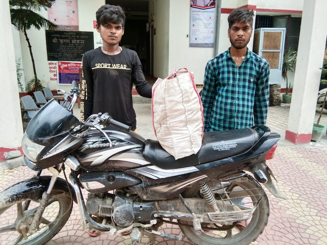 Chandauli: Two prisoners going to jail absconding from police custody, policemen suspended