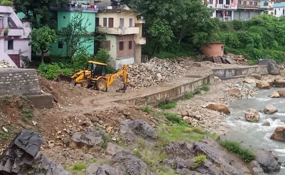 JCB seize on breaking boulder in Gomti