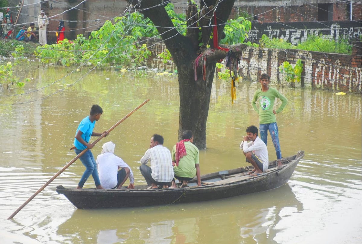 Gorakhpur Flood News Update rapti river above the danger mark flood water enter in many village