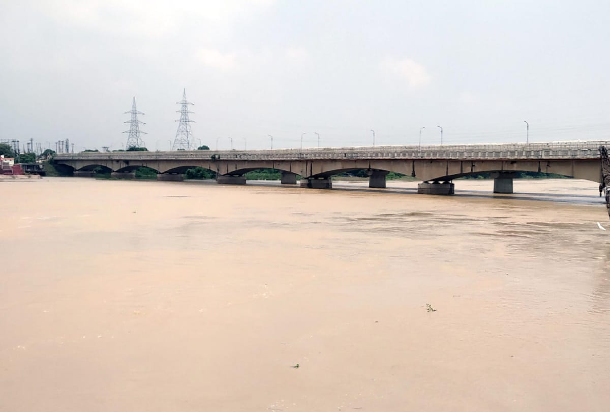 Gorakhpur Flood News Update rapti river above the danger mark flood water enter in many village
