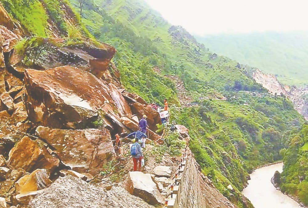 Uttarakhand Weather Update Today: Army Soldiers Run To save from Landslide on kailash mansarovar road