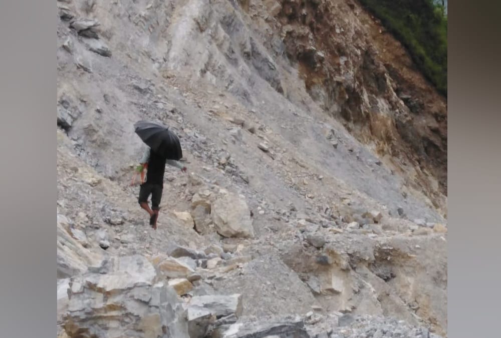 Uttarakhand Weather Update Today: Army Soldiers Run To save from Landslide on kailash mansarovar road